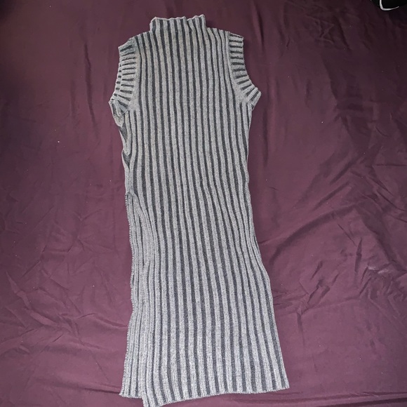 Like New! Mock neck sweater - Picture 3 of 4